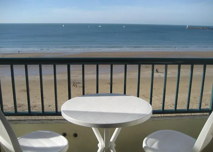 Renove Face Avec Balcon Au Centre Plage, Proche Commerces - D'olonne - Fr-1-92-748